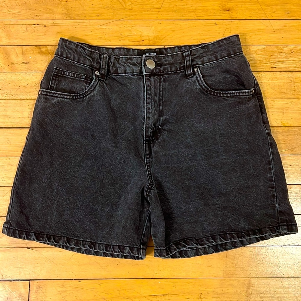 **SOLD** Cotton:On High Rise Miley Short- size US 6, black.